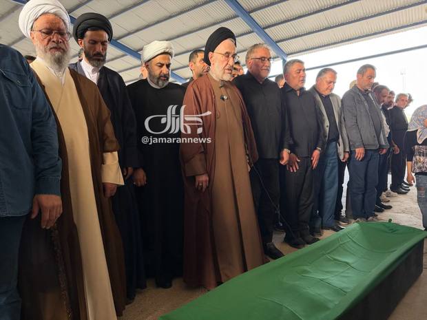 سید محمد خاتمی بر پیکر خواهرش نماز گزارد + عکس