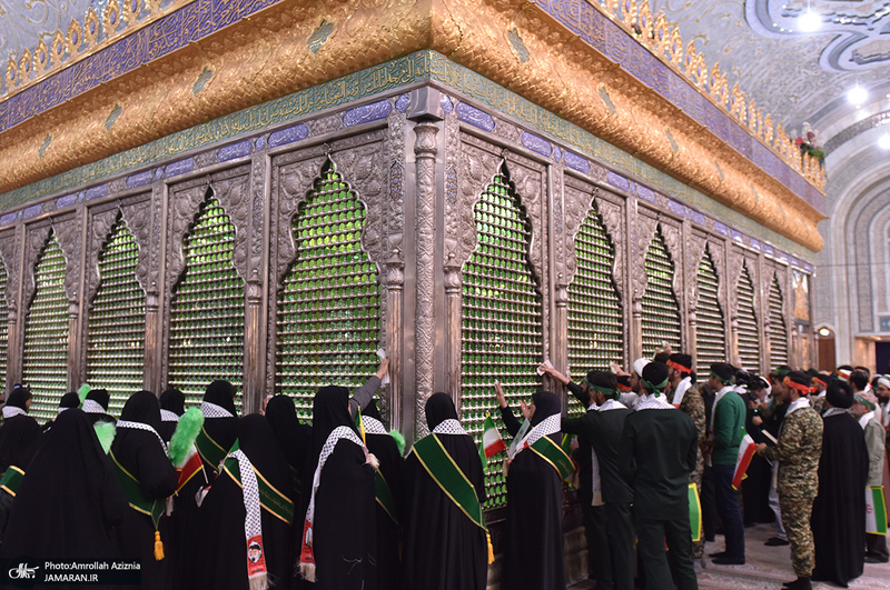 عطرافشانی حرم امام خمینی(س) توسط بسیجیان کاشانی