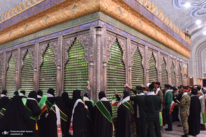عطرافشانی حرم امام خمینی(س) توسط بسیجیان کاشانی