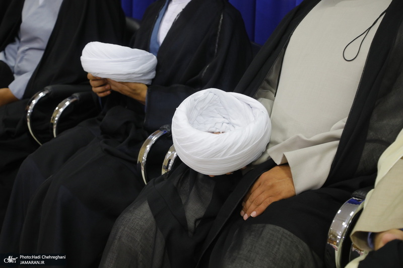 عمامه گذاری طلاب در روز میلاد پیامبر اکرم (ص) و امام صادق (ع) توسط مراجع تقلید
