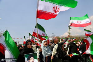 اجتماع مردمی بزرگداشت روز جمهوری اسلامی همراه با اهتزار بزرگترین پرچم مقدس در گذر فرهنگ