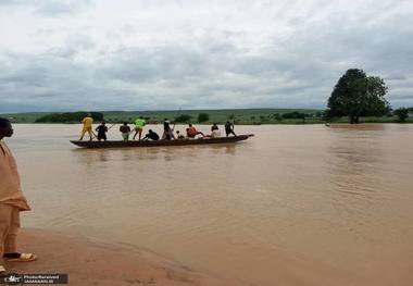 ۴۰ نفر در پی واژگونی قایق در نیجریه مفقود شدند + عکس ها