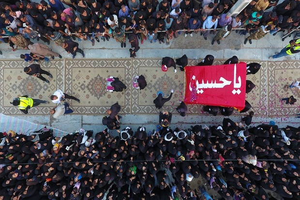 پرچم سرخ حسینی در شهر دو برجی داراب برافراشته شد
