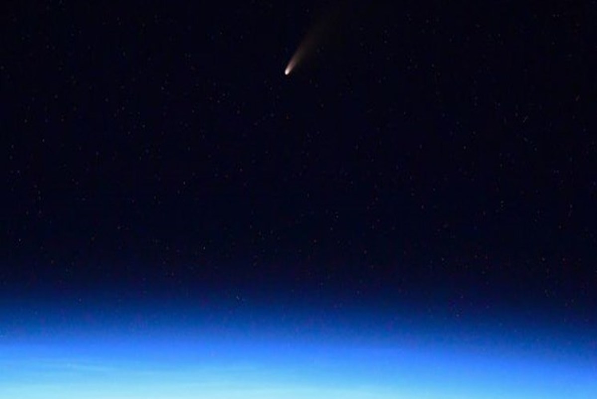 ثبت تصویری زیبا از یک دنباله دار در فضا + عکس