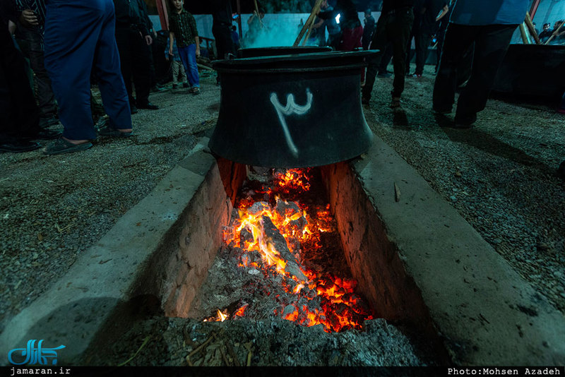 تهیه آش امام حسین(ع) در روستای رحمت‌آباد یزد