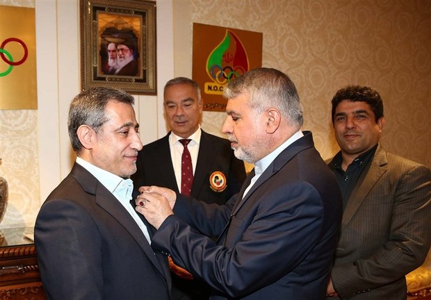 سوت نقره‌ای داوری جهانی کاراته به کیکاوس سعیدی اهدا شد+ عکس
