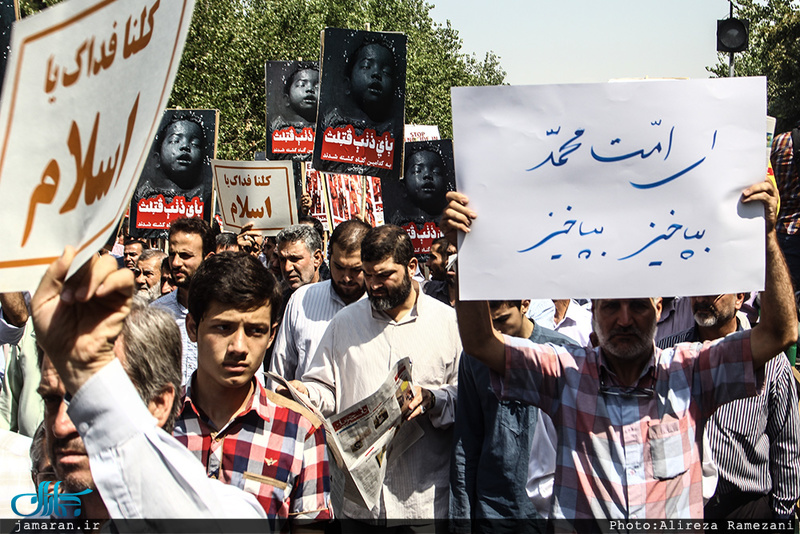 راهپیمایی نمازگزاران در اعتراض به کشتار مسلمانان میانمار