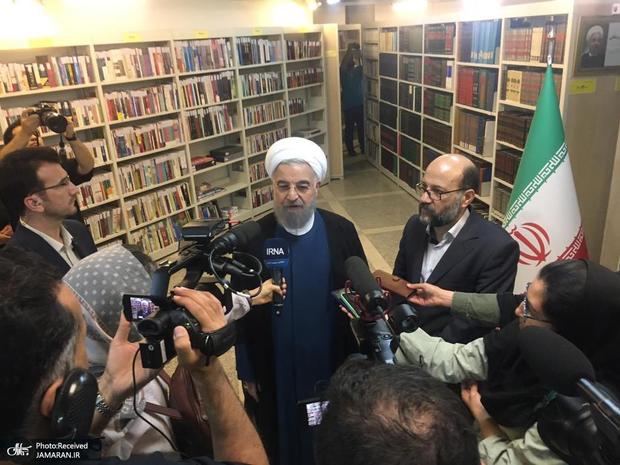 حسن روحانی کتاب‌هایش را به کتابخانه ملی اهدا کرد + عکس و فیلم