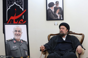 حضور سید حسن خمینی در منزل سردار شهید سلامی با خانواده این شهید والامقام دیدار و گفت‌وگو کرد.