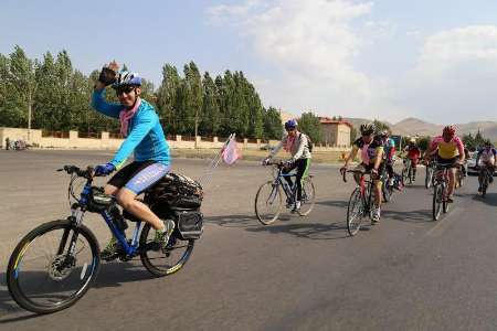 دوچرخه سوار ابهری مسیر خزر تا خلیج فارس را رکاب می زند
