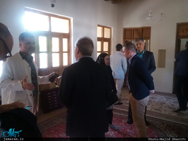 بازدید گردشگران خارجی از بیت تاریخی حضرت امام در خمین