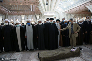 اقامه نماز بر پیکر مرحوم حاج محمد کمساری توسط سید حسن خمینی