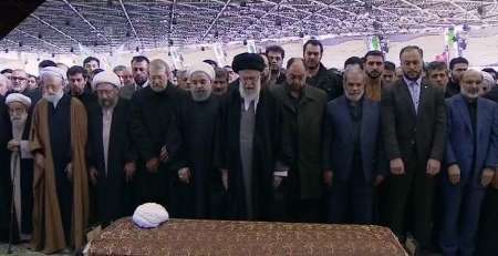 رهبر معظم انقلاب بر پیکر آیت الله هاشمی رفسنجانی نماز اقامه کردند
