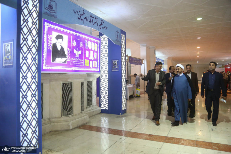 بازدید سرپرست موسسه تنظیم و نشر آثار حضرت امام خمینی(ره) از نمایشگاه کتاب