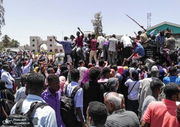 تصاویر/ ادامه تحصن مقابل مقر فرماندهی ارتش سودان