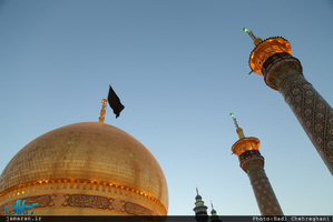 تعویض پرچم گنبد حرم مطهر حضرت معصومه(س) در آغاز ماه محرم
