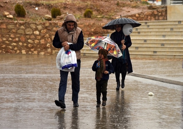 باد شدید و باران در راه فارس