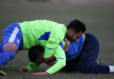 ادامه گوش و کنایه اهالی فوتبال و غیر فوتبال با ورود گنده ترها/ ماجرای دلار های درخواستی استقلال از مالک تراکتور