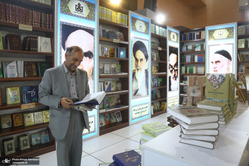 بازدید سرپرست موسسه تنظیم و نشر آثار حضرت امام خمینی(ره) از نمایشگاه کتاب