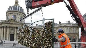 پاکسازی پل قفل عشاق در پاریس+ عکس