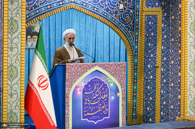 صدیقی به نماز جمعه نمی رود + عکس
