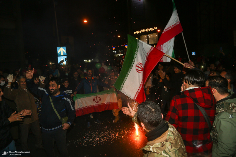 شادی مردم تهران پس از پیروزی تیم‌ ملی مقابل ولز