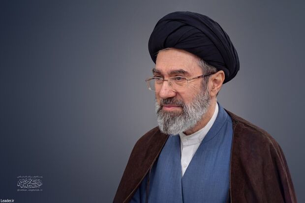 آیت‌الله سید مجتبی خامنه‌ای: عید سعید فطر و عید نوروز را به یکایک ملت ایران تبریک می‌گویم/ خط مقدم ایران خیلی بزرگتر از ذهنیت حقیر دشمن است/ از توفیقات بنده امکان شنیدن سخنان مردم عزیز از انواع طبقات اجتماعی بوده است