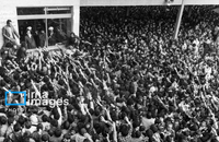 دیدار مردم با امام در مدرسه علوی (15)