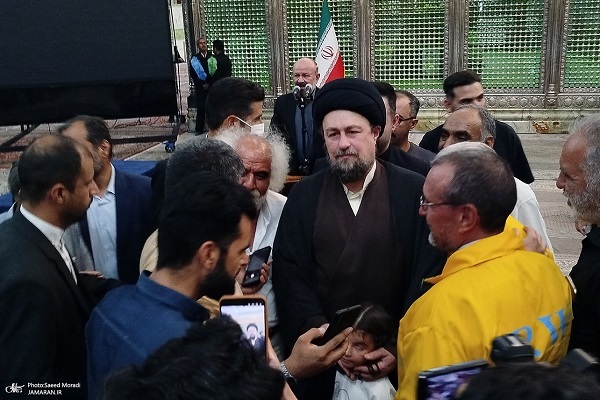 A Group of Azadegan (former prisoners of war) renew their allegiance to the ideals of Imam Khomeini