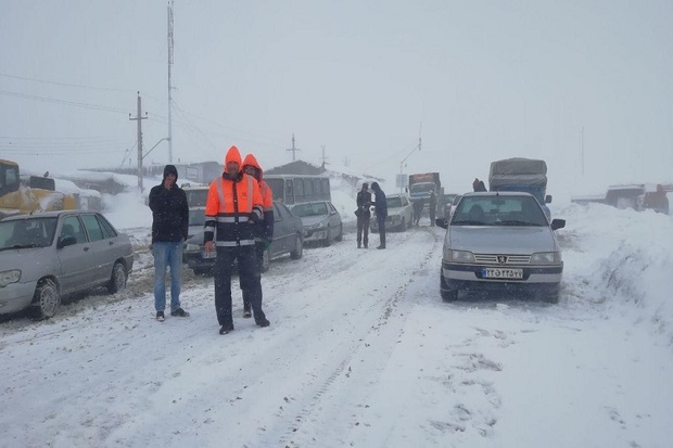 50 خودرو گرفتار در گردنه زمزیران مهاباد از کولاک نجات یافتند