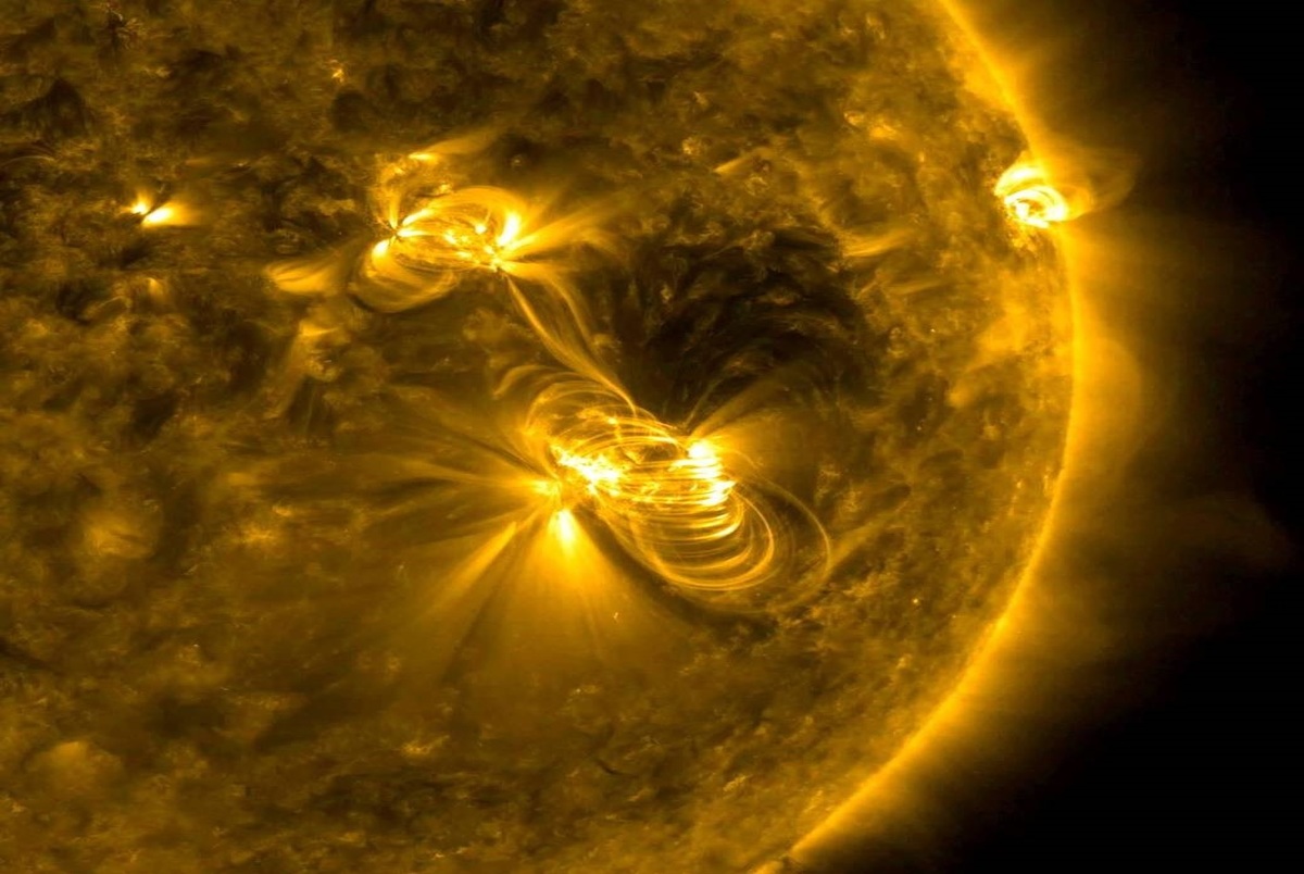تصویر زیبای ناسا از یک انفجار خورشیدی + توضیحات