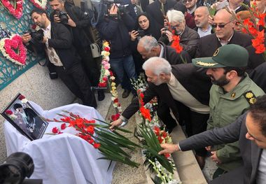 جایگاه جلوس امام راحل در بهشت زهرا (س) گلباران شد