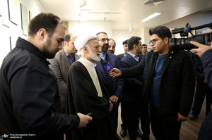 بازدید آیت الله دری نجف آبادی از نمایشگاه عکس امام دل‌ها‎