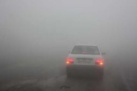 مه غلیظ دید رانندگان را در جاده های زنجان کاهش داده است