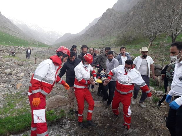 امدادرسانی هلال احمر بروجرد به کوهنورد سقوط کرده از کوه