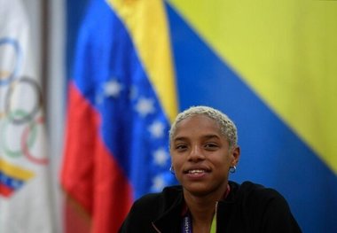 شکسته شدن رکورد جهانی پرش سه گام 
