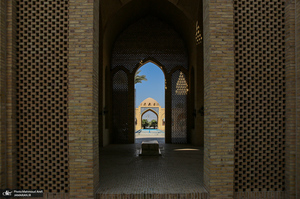 حضور سید محمد خاتمی بر مزار آیت الله سید روح الله خاتمی (ره)