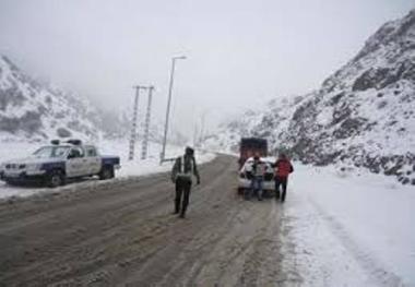 بارش برف سبب کندی تردد در جاده کرج - چالوس و طالقان شد