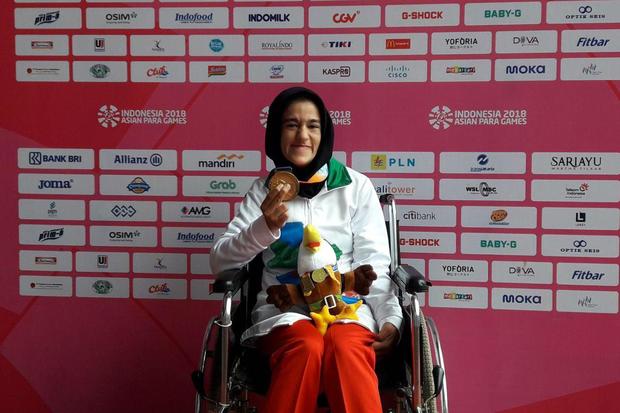 مدال طلا بر گردن  آرزو رحیمی

