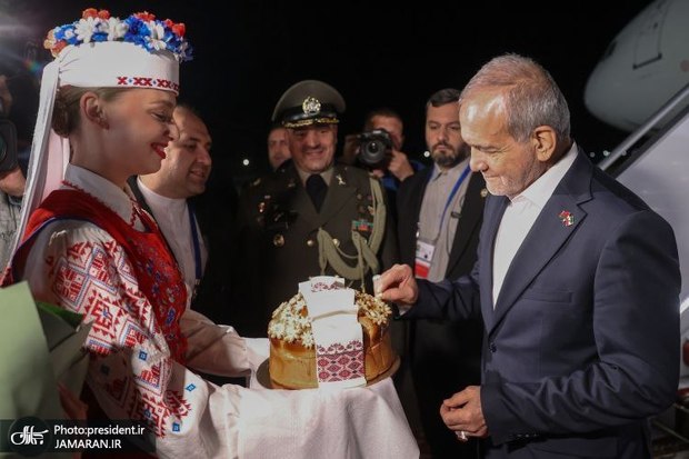 استقبال سه بانوی بلاروسی از پزشکیان با نان و نمک + فیلم