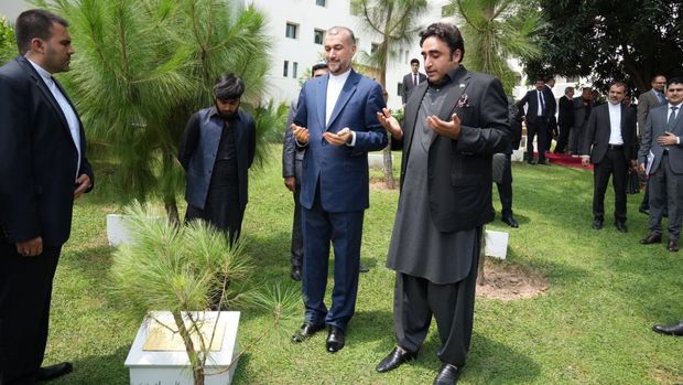 کاشت درخت توسط وزرای امور خارجه ایران و پاکستان
