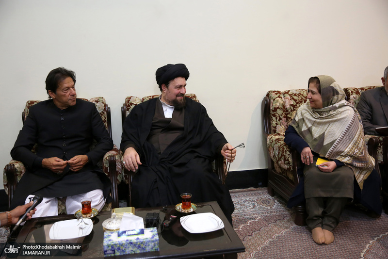 ادای احترام نخست وزیر پاکستان به مقام شامخ امام خمینی(س)