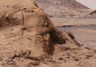 مشاهده یک دروازه عجیب روی مریخ + عکس