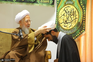 مراسم عمامه گذاری طلاب روز ولادت پیامبر اکرم (ص) و امام جعفر صادق (ع) در بیوت مراجع