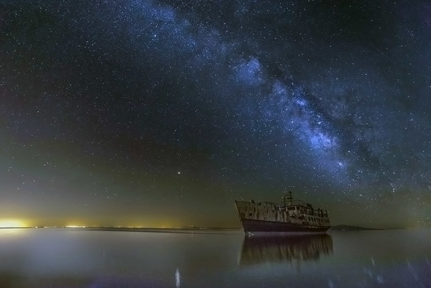 کشتی «حمزه» پس از 6 سال در دریاچه ارومیه شناور شد
