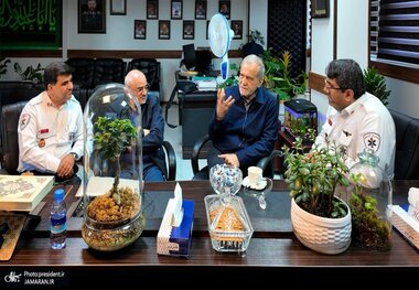 پزشکیان در بازدید از اورژانس تهران: اورژانس از ارکان کلیدی مدیریت بحران است/ کارنامه درخشان نیروهای امداد و نجات در جنگ 40 روزه ماندگار شد