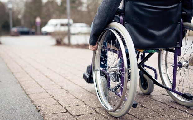 بررسی و شناسایی موانع و مشکلات معلولین ضروری است