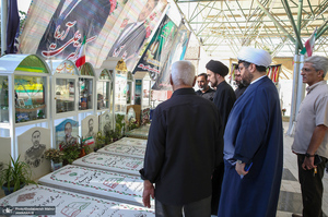 حضور سید احمد خمینی در منزل شهید مصطفی عزیزی در شهر بروجرد