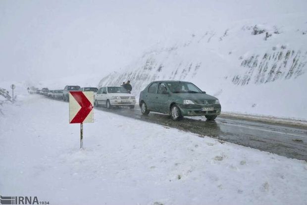 بارش خفیف برف و مه غلیظ جاده‌های کردستان را فرا گرفته است