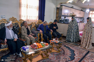 حضور رییس دفتر تولیت حرم مطهر حضرت امام خمینى(س) در منزل مرحوم ابوالفضل چزانی